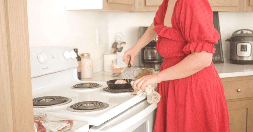 Old-Fashioned Homemaking Skills Every Wife Should Learn Face Serum Blog 2 1024x538